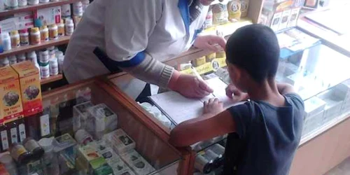 Farmacista îl ajută zilnic pe copil să înveţe carte