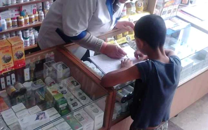 Farmacista îl ajută zilnic pe copil să înveţe carte