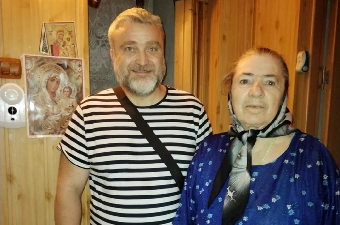 Jandarmul Marian și pensionara care și-a pierdut pensia FOTO: Jandarmeria Galați