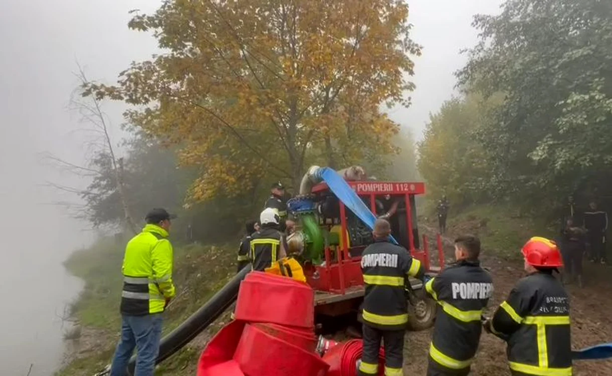 Trei pompe de mare capacitate evacuează apa din lac FOTO ISU Alba