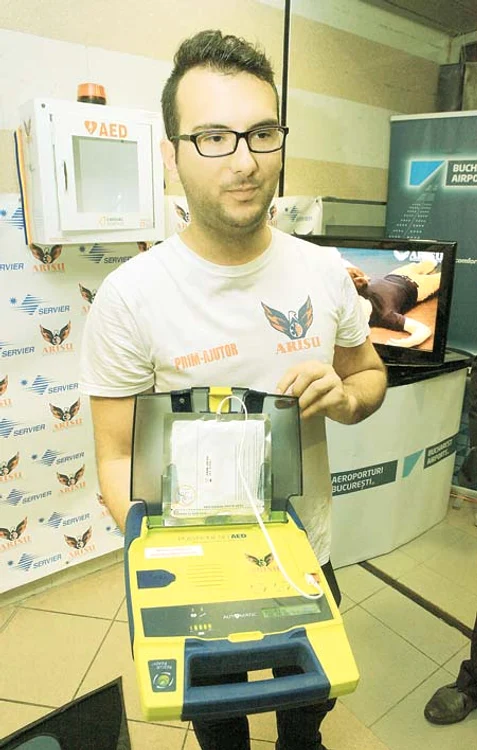 
    Andrei Gavrilă,  de la ARISU,  ne arată  defibrilatorul (Fotografii: Roberto Sălceanu)  