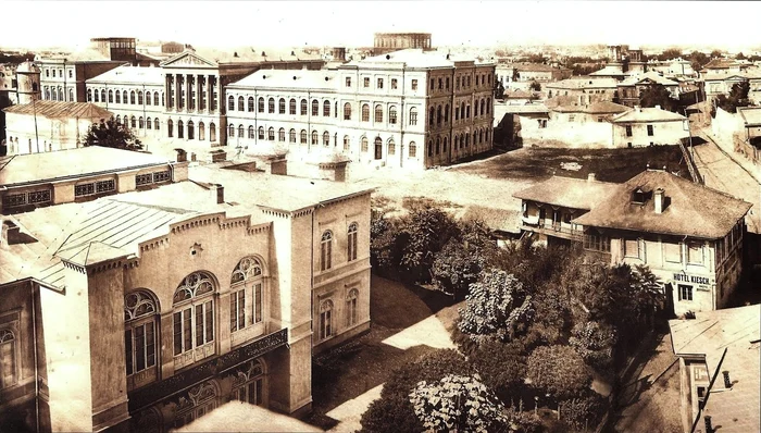 O imagine rară din 1864 ne arată clădirea abia inaugurată a Universității, iar mai jos, spre stânga, se disting turlele bisericii ridicate de Brâncoveanu în 1709