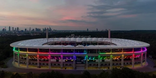 Stadionul din Frankfurt pe Main iluminat demonstrativ multicolor