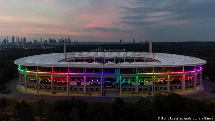 Stadionul din Frankfurt pe Main iluminat demonstrativ multicolor