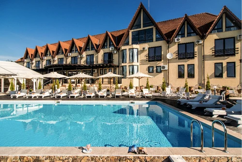 Familia Szabo a transformat una dintre ele într-un conac elegant, plin de viață și povești