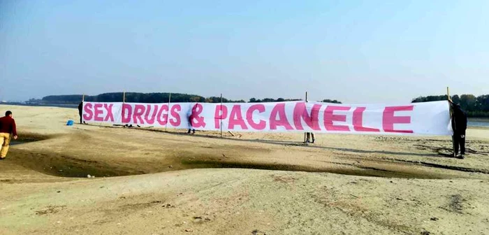 Protestul unor gălăţeni faţă de declaraţiile absurde ale viceprimarului Picu Roman FOTO M.Angheluţă