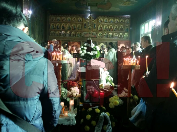 Trupul lui Claudiu Petre a fost acoperit cu drapelul naţionalfoto: Andreea Dancu