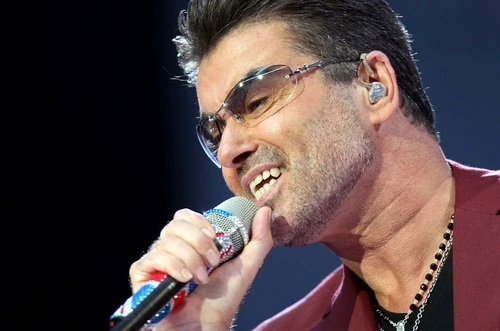 George Michael recunoaşte că are o problemă cu drogurile