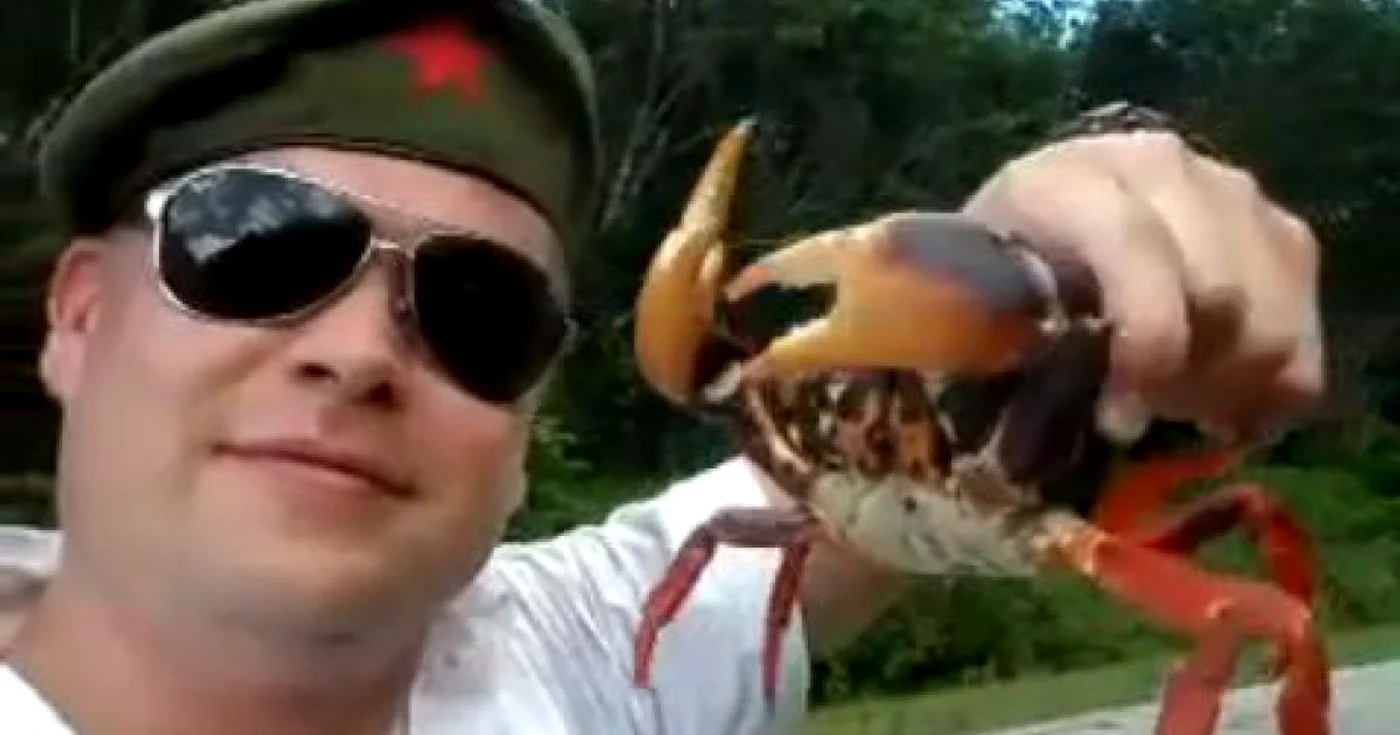 Bărbatul a dorit să se filmeze alături de un crab