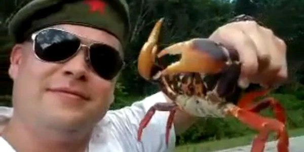 Bărbatul a dorit să se filmeze alături de un crab