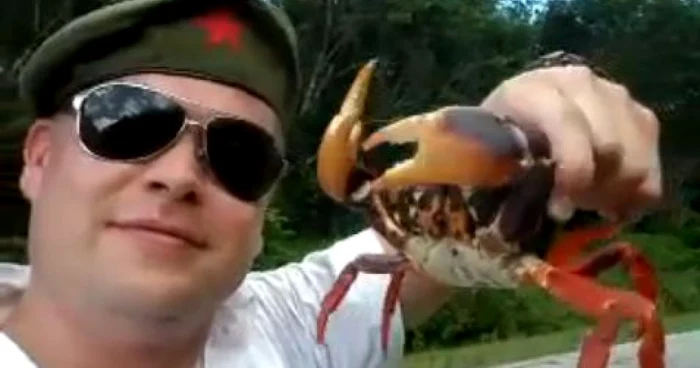 Bărbatul a dorit să se filmeze alături de un crab