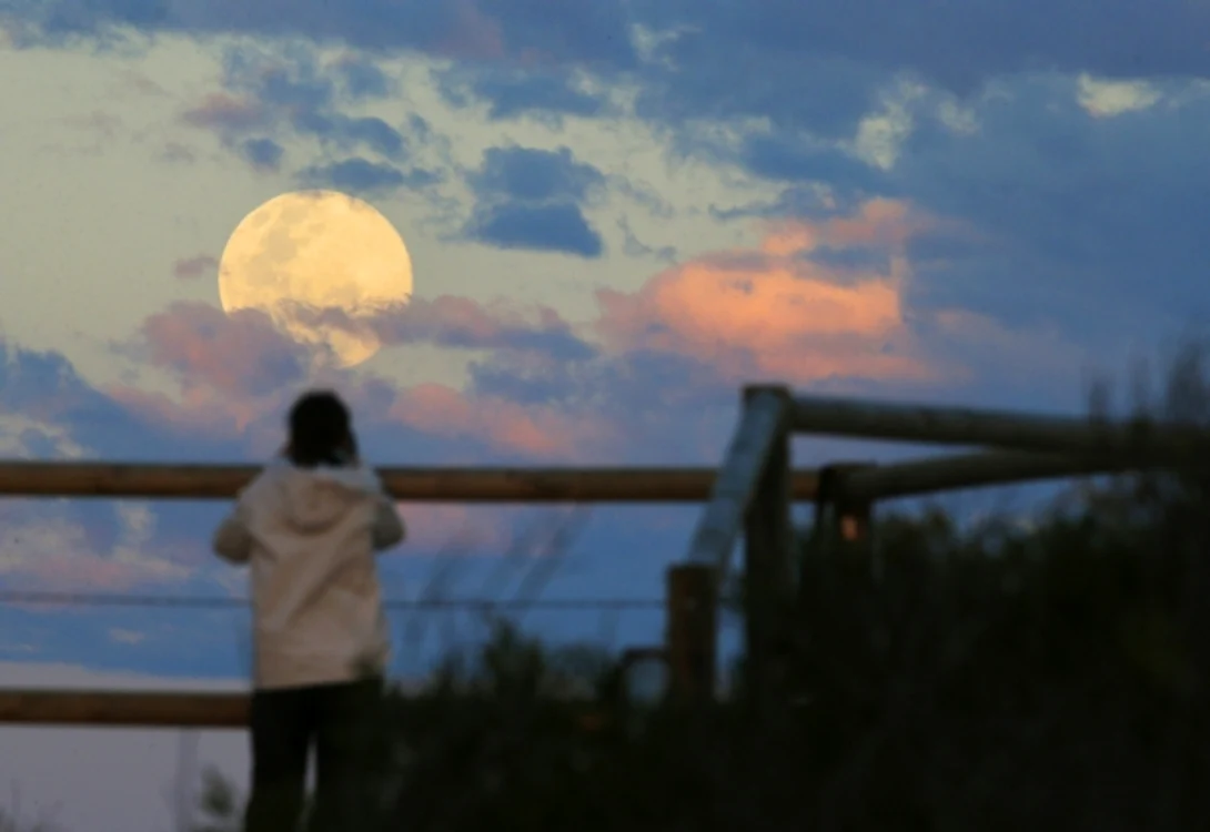 
    SuperLuna, contemplată de o femeie în Sydney, AustraliaFoto: Reuters  