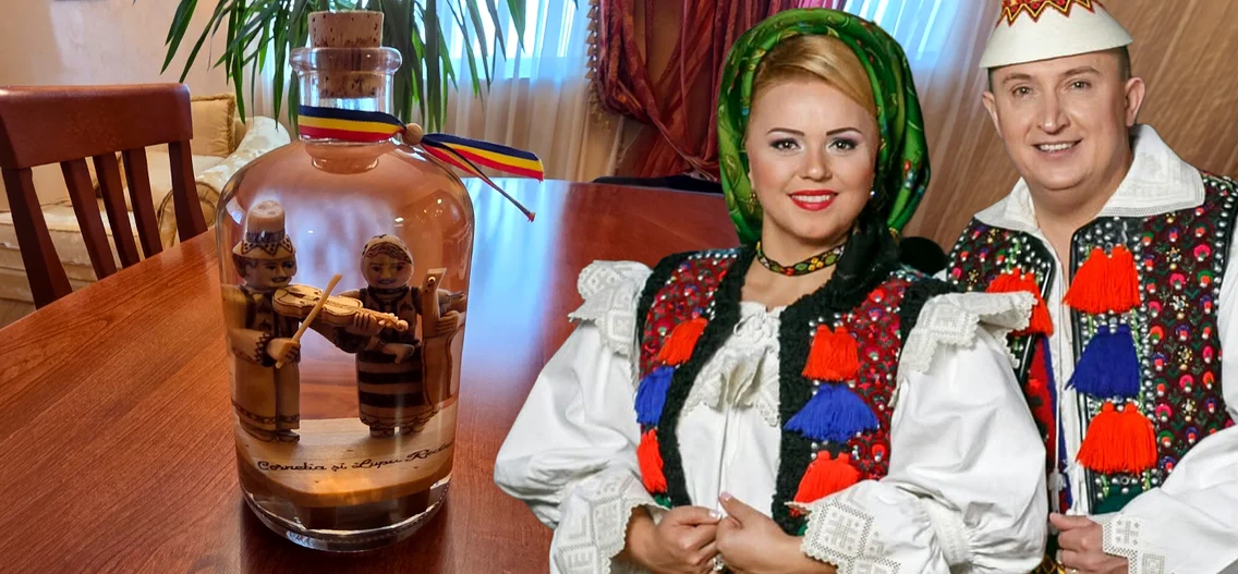 Soții Lupu și Cornelia Rednic au primit în dar o sticlă cu horincă. Înăuntru sunt două păpuși realizate după chipurile lor 