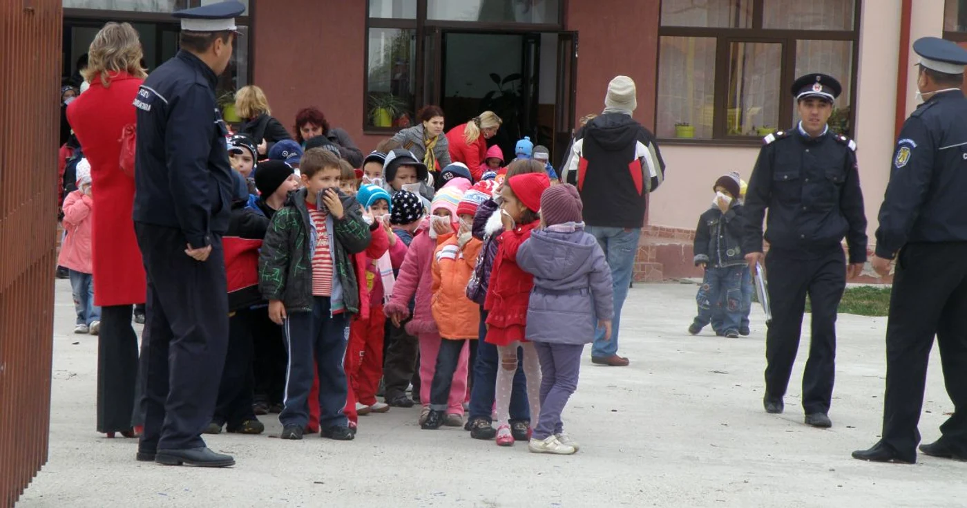 Exerciţiul tactic a presupus şi evaxcuarea elevilor dintr-o şcoală