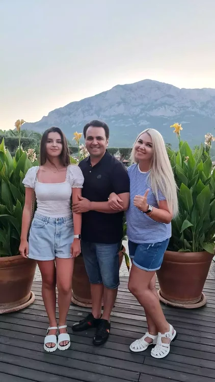 Andreea alături de părinții ei / foto: social media