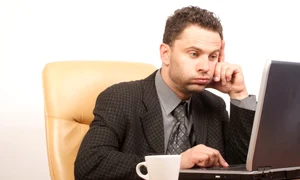 barbat cafea si laptop jpeg