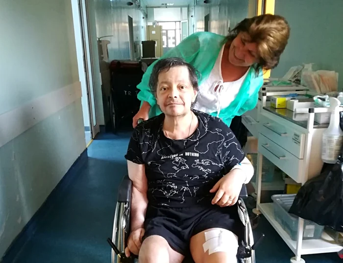 
    Leo Iorga se reface în scaunul cu rotile după operația de cancer la genunchiFoto: Facebook  