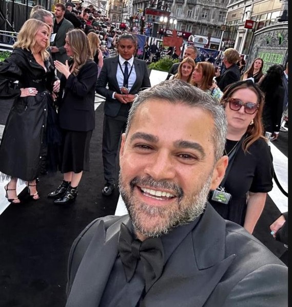 Cum a ajuns hairstylistul George Soare să-i întâlnească pe Jenna Ortega, Monica Bellucci și Tim Burton