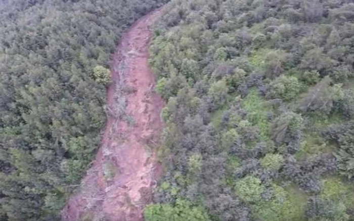 Alunecarea de teren se desfăşoară pe o lungime de 2,5 km şi o lăţime ce variază de la 10 la 40 de metri