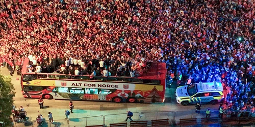 Fanii au întâmpina echipa națională de fotbal a Norvegiei după revenirea la Oslo FOTO Profimedia