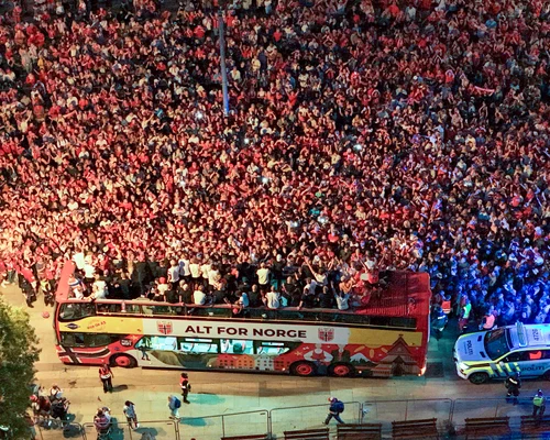 Fanii au întâmpina echipa națională de fotbal a Norvegiei după revenirea la Oslo FOTO Profimedia