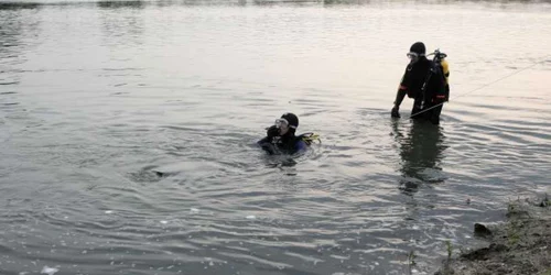 Scafandrii au început căutările în cazul bărbatului dispărut în râul Jiu. Foto: Arhivă. 