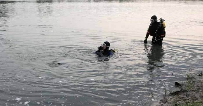 Scafandrii au început căutările în cazul bărbatului dispărut în râul Jiu. Foto: Arhivă. 