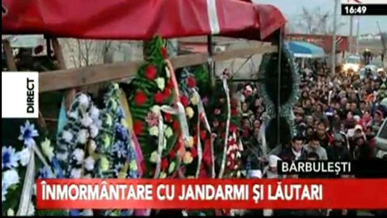 Cortegiul funerar a fost însoţit de sute de localnici