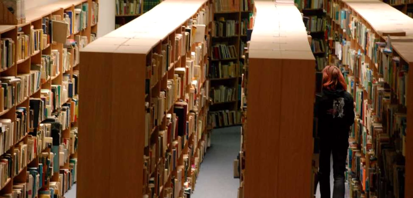 Bacău: Expoziții de cărți și documente la Biblioteca Județeană