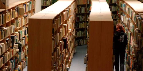 Bacău: Expoziții de cărți și documente la Biblioteca Județeană