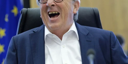 Preşedintele Comisiei Europene Jean-Claude Juncker râde la începutul întâlnirii săptămânale de la Comisia Europeană din Bruxelles Belgia FOTO EPA-EFE / Olivier Hoslet