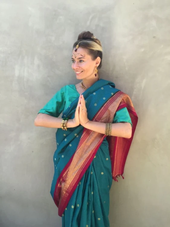 Laura Cosoi a probat un sari colorat