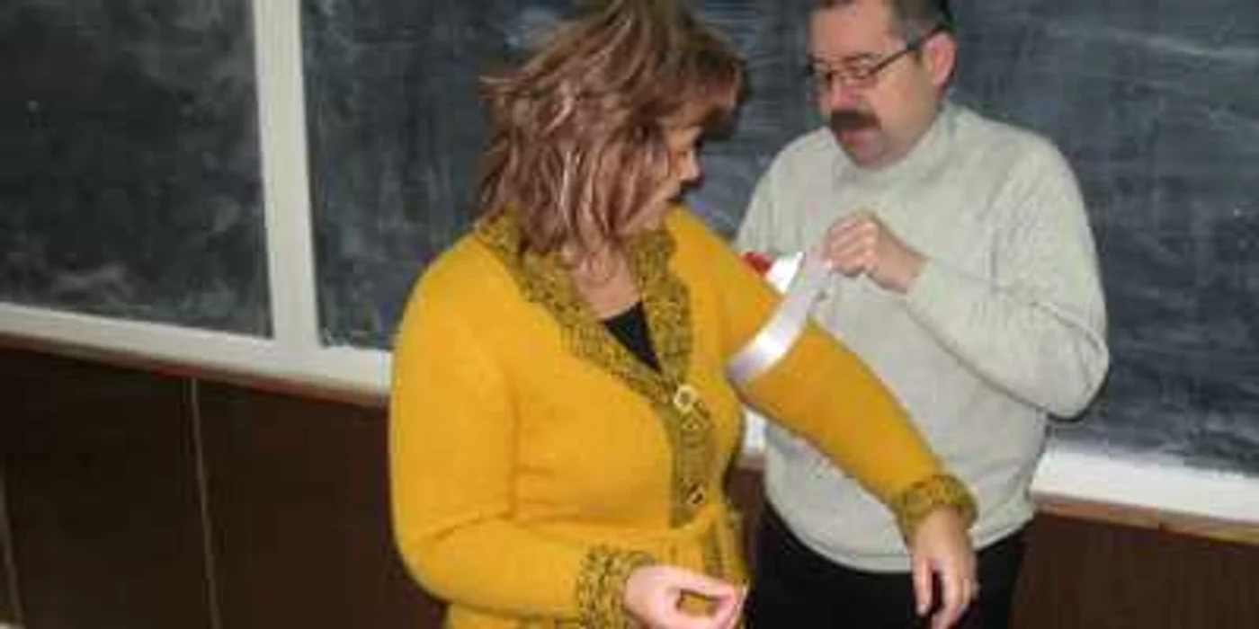Profesorii au ţinut astăzi orele cu banderolă albă la mână 