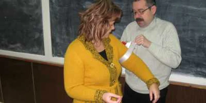 Profesorii au ţinut astăzi orele cu banderolă albă la mână 