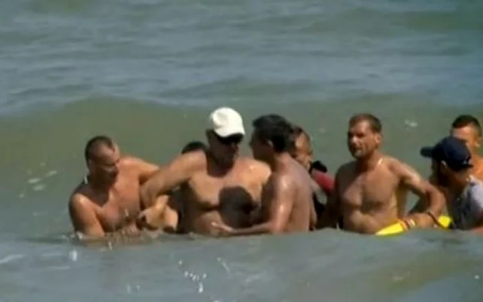 Vremea urâtă nu a oprit turiștii să intre în mare iar salvamarii au fost nevoiți de multe ori să facă eforturi supraomenești pentru a-i aduce la mal