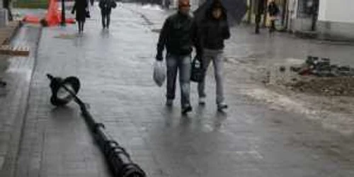 Stâlpul este culcat la pământ de nouă zile