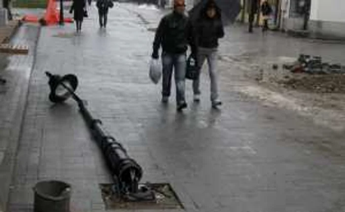 Stâlpul este culcat la pământ de nouă zile