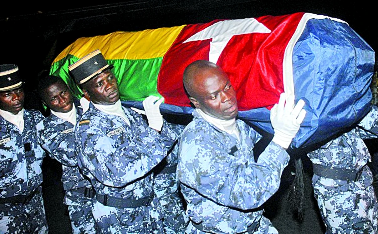 
    Sicriele au fost  aduse în Togo cu  onoruri militare  