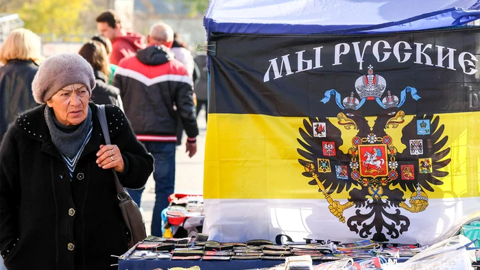  În Donețk, mesajul de pe steagul imperial este „Noi suntem ruși” FOTO: themoscowtimes.com