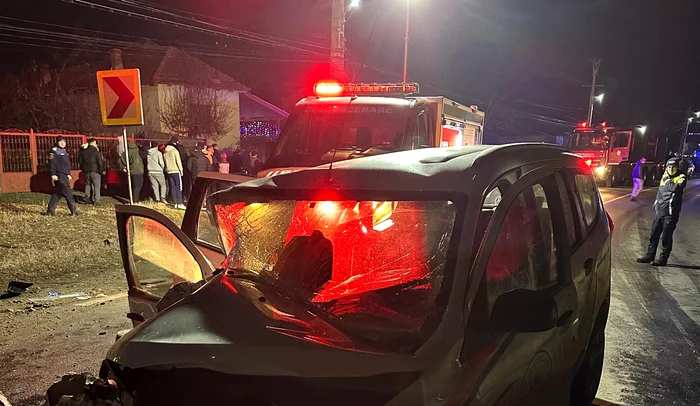 O ambulanță privată care transporta cinci pacienți dializați a fost lovită FOTO: martor