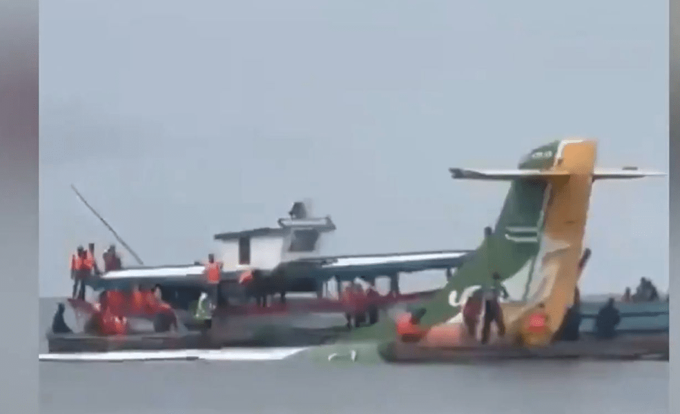 Un avion s-a prăbuşit în Lacul Victoria din Tanzania. 15 persoane au fost salvate până acum VIDEO