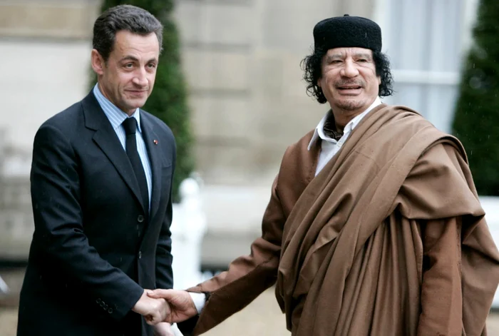 Nicolas Sarkozy și dictatorul libian Muammar Gaddafi FOTO: X