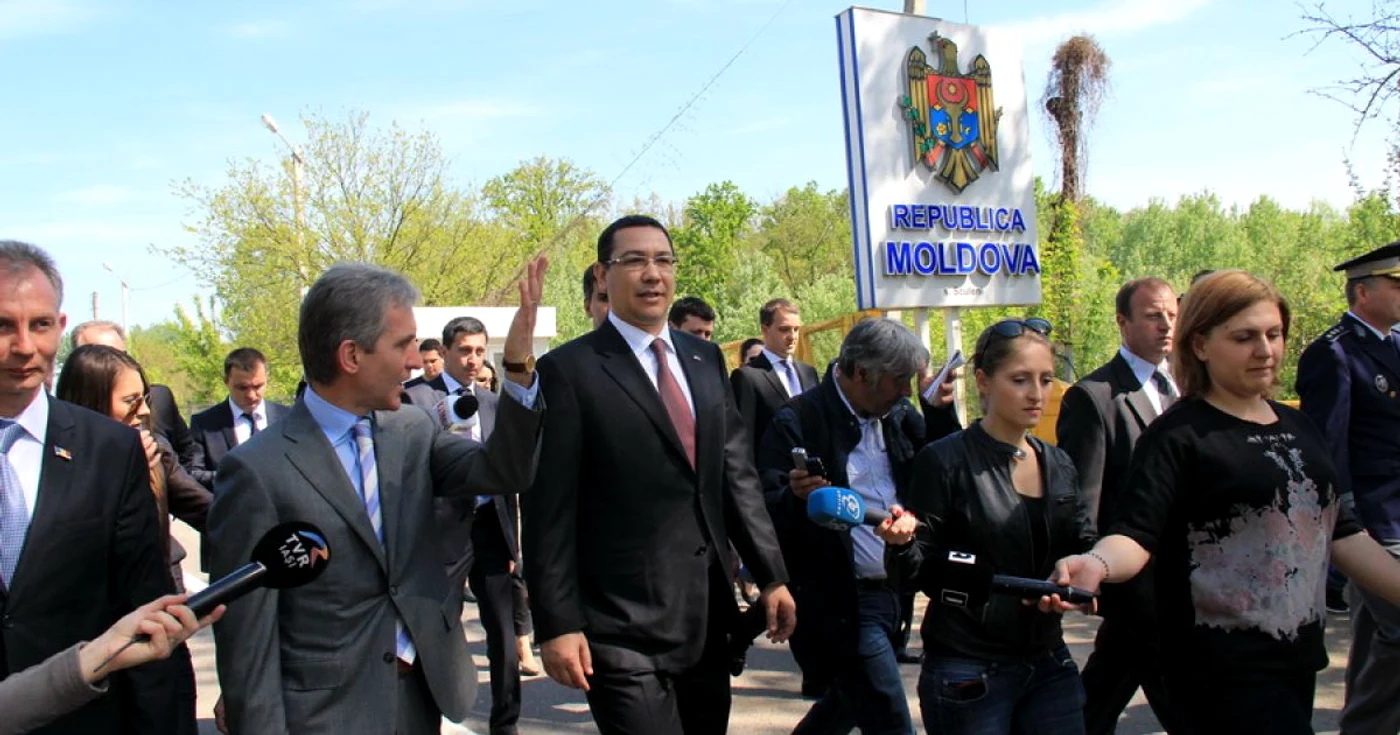 Iuriea Leancă şi Victor Ponta au trecut Prutul şi cele două puncte vamale de la frontieră FOTO: gov.md