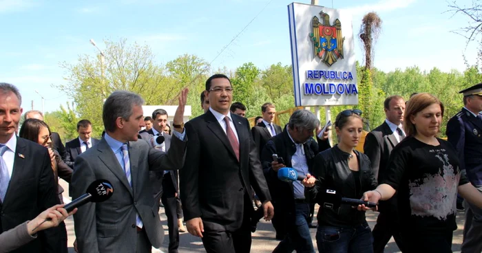 Iuriea Leancă şi Victor Ponta au trecut Prutul şi cele două puncte vamale de la frontieră FOTO: gov.md