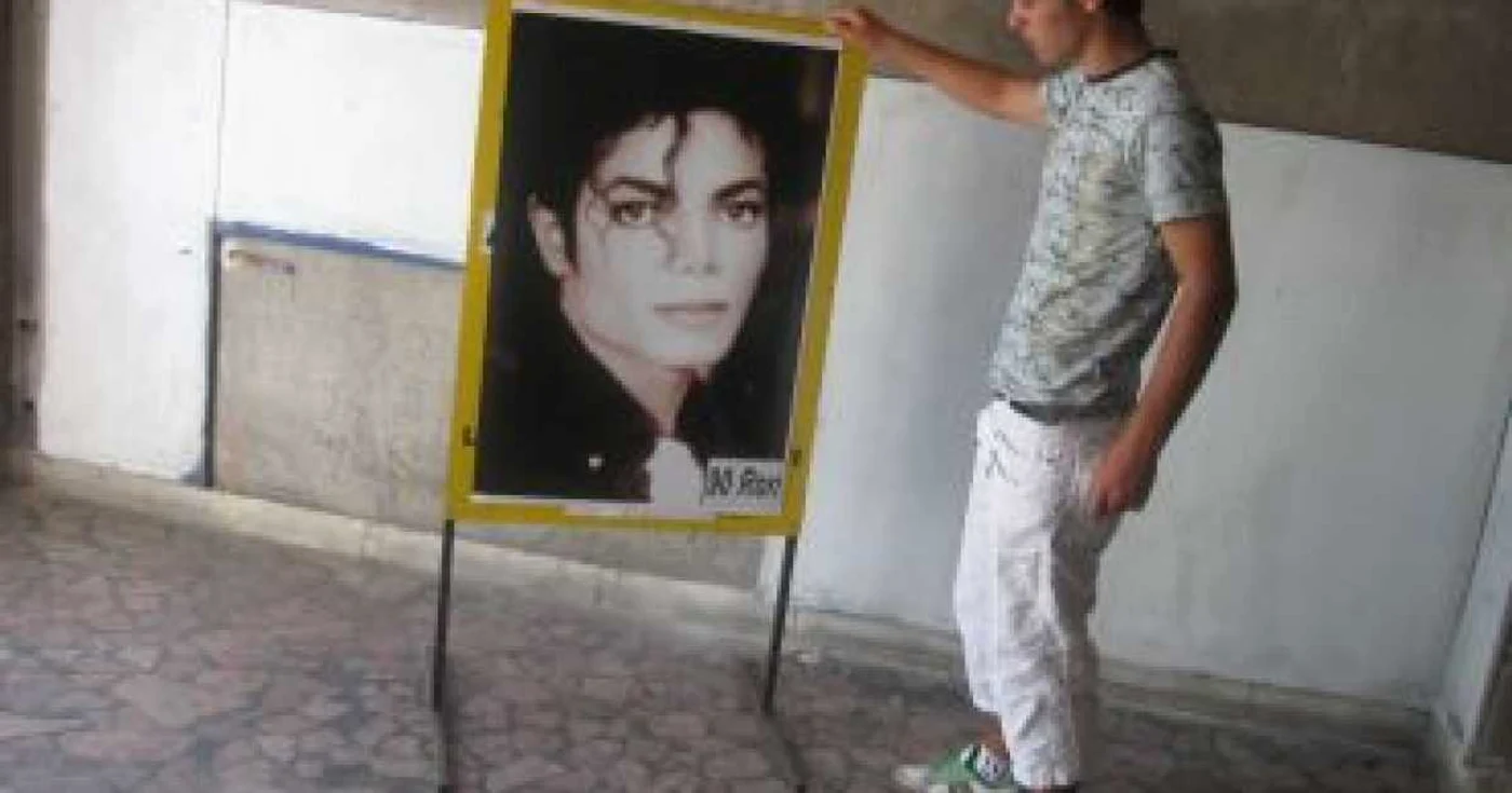 Craiova: Fotografia lui Michael Jackson, la vânzare