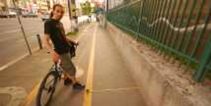 Fotografie realizată în cadrul acţiunii "Adoptă o pistă periculoasă ! Apoi ... desfiinţeaz-o !" Prin implicarea cetăţenilor s-au desfiinţat peste 100 de km de piste periculoase pentru pietoni şi biciclişti.