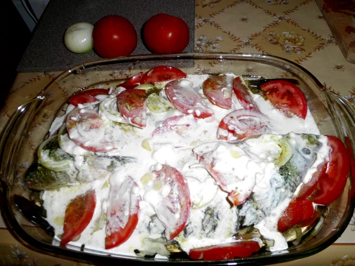 
    Peşte la cuptor cu smântână  