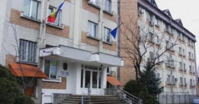 După ce a fost înşelată fata s-a dus la sediul poliţeii să facă reclamaţie