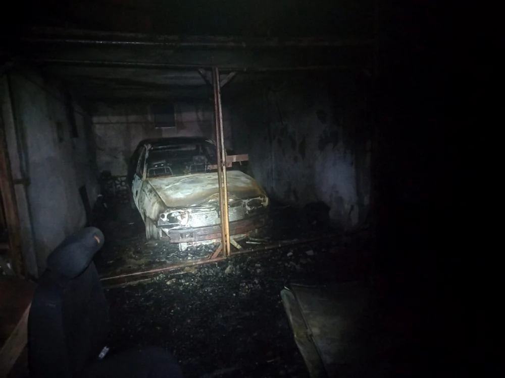 În incendiu a ars şi maşina familiei. Foto ISU Argeş