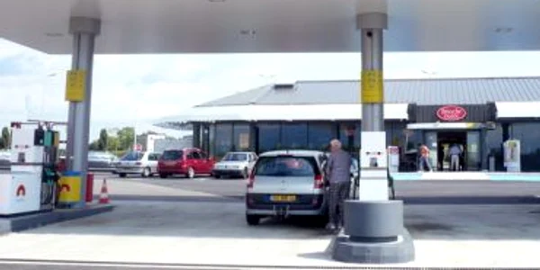Rompetrol ieftineşte benzina cu opt bani pe litru
